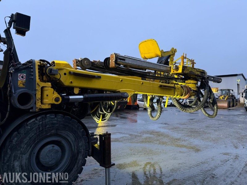 Fúrógép 2012 Atlas Copco Boomer E2C Borerigg, To-bom oppsett med integrert kurv: 13 kép.
