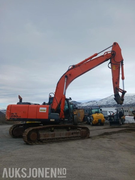 2012 Hitachi ZX290LC-5B - Kotrógép: 2 kép. 2012 Hitachi ZX290LC-5B - Kotrógép: 2 kép.
