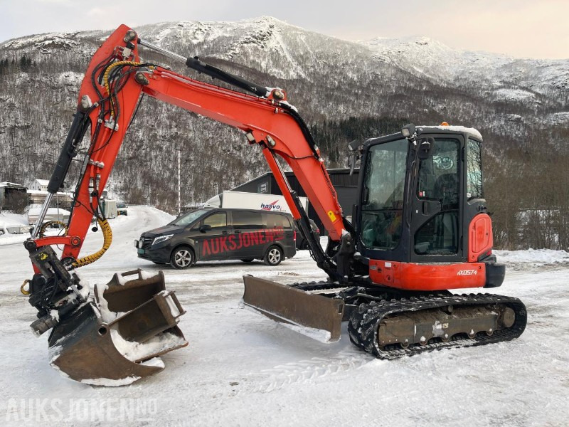 2012 Kubota KX057-4 Gravemaskin med tiltrotator, tre skuffer, kun 4408 timer - Minikotró: 1 kép. 2012 Kubota KX057-4 Gravemaskin med tiltrotator, tre skuffer, kun 4408 timer - Minikotró: 1 kép.