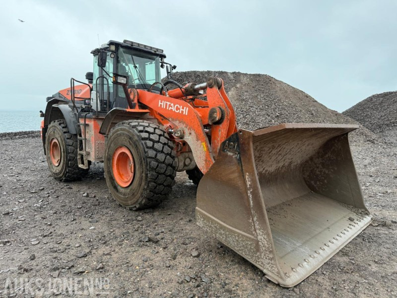 2013 Hitachi ZW310 - Gumikerekes homlokrakodó: 3 kép. 2013 Hitachi ZW310 - Gumikerekes homlokrakodó: 3 kép.