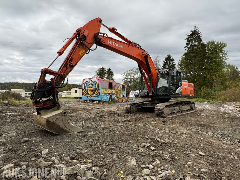 2013 Hitachi ZX250LC-5B – med Indexator tiltrotator,sorterings-/rivningsklype,pigghammer, 3 skuffer - Kotrógép: 2 kép. 2013 Hitachi ZX250LC-5B – med Indexator tiltrotator,sorterings-/rivningsklype,pigghammer, 3 skuffer - Kotrógép: 2 kép.