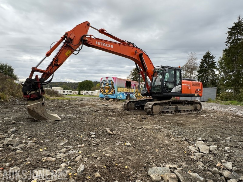 2013 Hitachi ZX250LC-5B – med Indexator tiltrotator,sorterings-/rivningsklype,pigghammer, 3 skuffer - Kotrógép: 1 kép. 2013 Hitachi ZX250LC-5B – med Indexator tiltrotator,sorterings-/rivningsklype,pigghammer, 3 skuffer - Kotrógép: 1 kép.