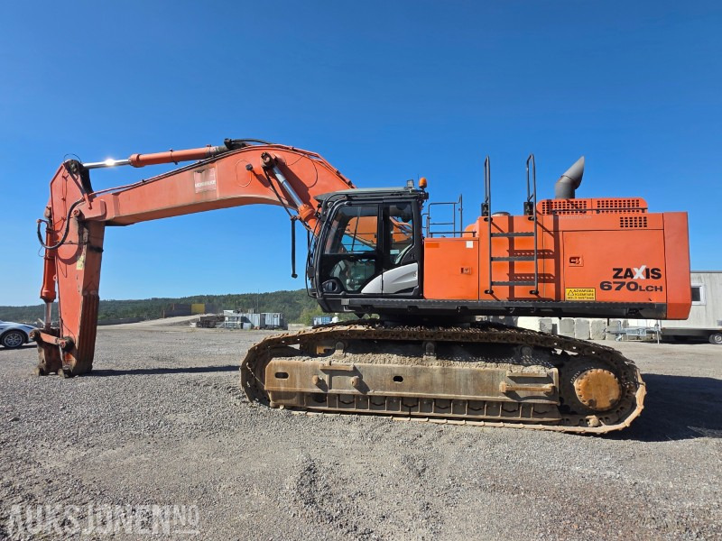 2013 Hitachi ZX670LCH-5 Beltegraver - Nasta 3800L Graveskuff - 15425 Arbeidstimer - Servicehistorikk - Kotrógép: 4 kép. 2013 Hitachi ZX670LCH-5 Beltegraver - Nasta 3800L Graveskuff - 15425 Arbeidstimer - Servicehistorikk - Kotrógép: 4 kép.