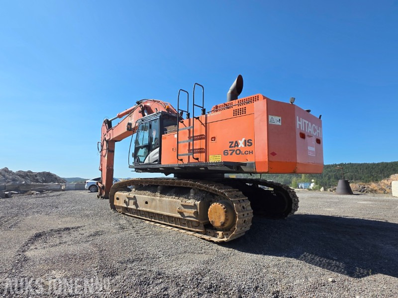 2013 Hitachi ZX670LCH-5 Beltegraver - Nasta 3800L Graveskuff - 15425 Arbeidstimer - Servicehistorikk - Kotrógép: 5 kép. 2013 Hitachi ZX670LCH-5 Beltegraver - Nasta 3800L Graveskuff - 15425 Arbeidstimer - Servicehistorikk - Kotrógép: 5 kép.