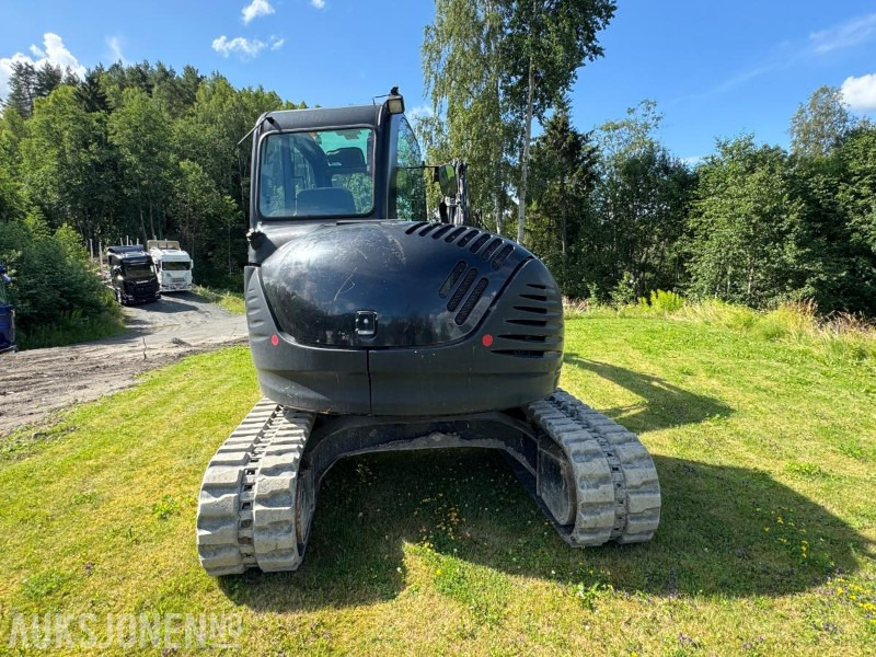 2013 JCB JS8085 gravemaskin på belter med sentralsmøring / tiltrotator / 2 stk skuffer / klype - Kotrógép: 4 kép. 2013 JCB JS8085 gravemaskin på belter med sentralsmøring / tiltrotator / 2 stk skuffer / klype - Kotrógép: 4 kép.