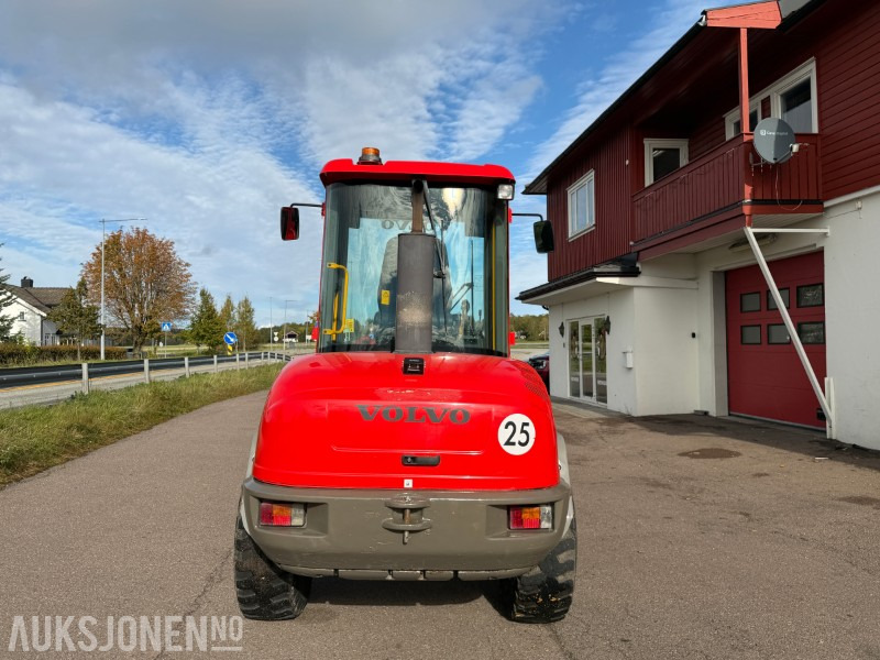 2013 Volvo L30B-Z7X Hjullaster - 6650kg - Ryggekamera - Universalskuff - Pallegafler - Gumikerekes homlokrakodó: 4 kép. 2013 Volvo L30B-Z7X Hjullaster - 6650kg - Ryggekamera - Universalskuff - Pallegafler - Gumikerekes homlokrakodó: 4 kép.