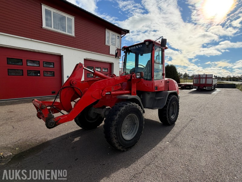 2013 Volvo L30B-Z7X Hjullaster - 6650kg - Ryggekamera - Universalskuff - Pallegafler - Gumikerekes homlokrakodó: 1 kép. 2013 Volvo L30B-Z7X Hjullaster - 6650kg - Ryggekamera - Universalskuff - Pallegafler - Gumikerekes homlokrakodó: 1 kép.
