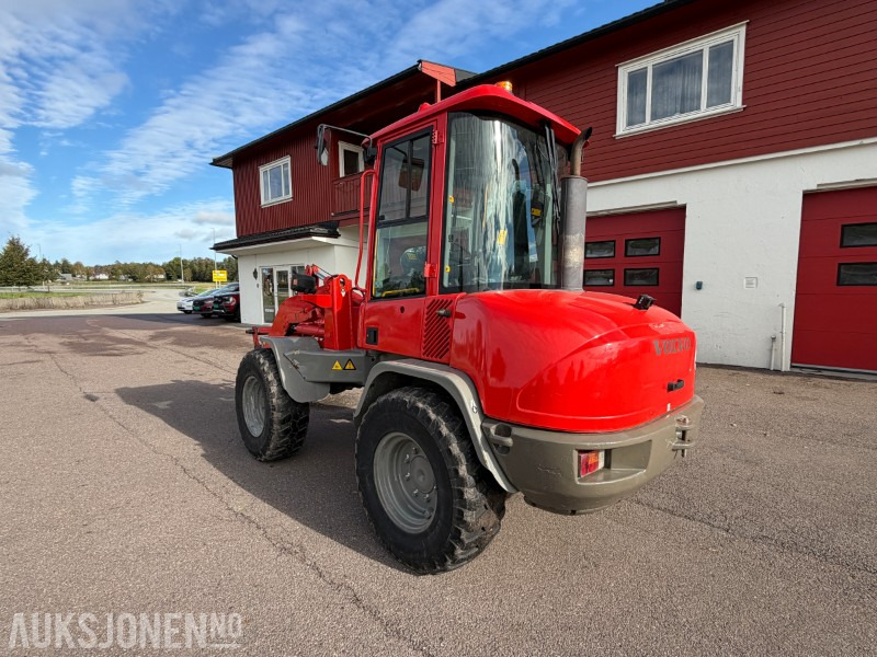 2013 Volvo L30B-Z7X Hjullaster - 6650kg - Ryggekamera - Universalskuff - Pallegafler - Gumikerekes homlokrakodó: 3 kép. 2013 Volvo L30B-Z7X Hjullaster - 6650kg - Ryggekamera - Universalskuff - Pallegafler - Gumikerekes homlokrakodó: 3 kép.