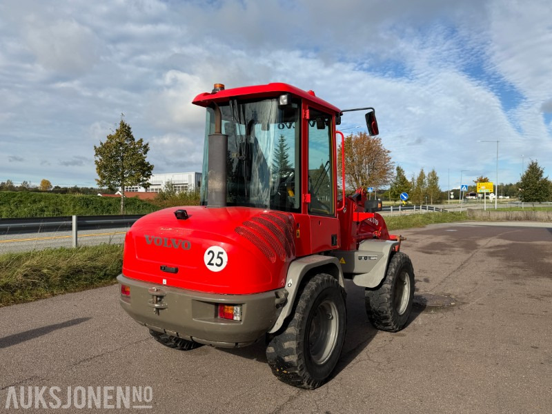 2013 Volvo L30B-Z7X Hjullaster - 6650kg - Ryggekamera - Universalskuff - Pallegafler - Gumikerekes homlokrakodó: 5 kép. 2013 Volvo L30B-Z7X Hjullaster - 6650kg - Ryggekamera - Universalskuff - Pallegafler - Gumikerekes homlokrakodó: 5 kép.