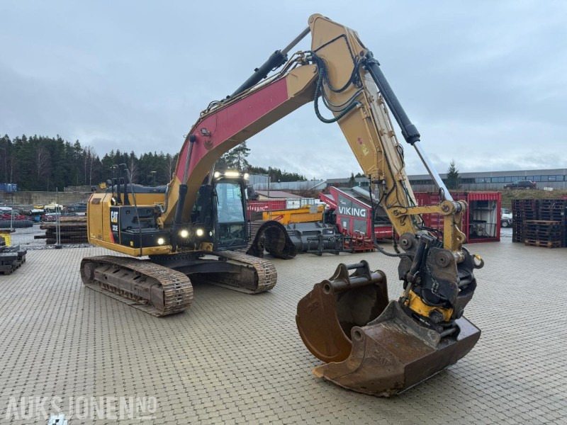 2014 Cat 323E BELTEGRAVER SERVICEAVTALE ENGCON TILTROTATOR MASKINSTYRING SENTRALSMØRING. - Lánctalpas kotró: 2 kép. 2014 Cat 323E BELTEGRAVER SERVICEAVTALE ENGCON TILTROTATOR MASKINSTYRING SENTRALSMØRING. - Lánctalpas kotró: 2 kép.