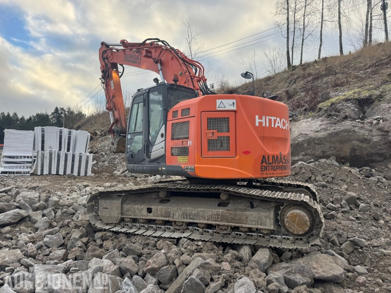 2014 Hitachi ZX225USLC-5B Beltegraver med tiltrotator og pusseskuffe - Kotrógép: 5 kép. 2014 Hitachi ZX225USLC-5B Beltegraver med tiltrotator og pusseskuffe - Kotrógép: 5 kép.