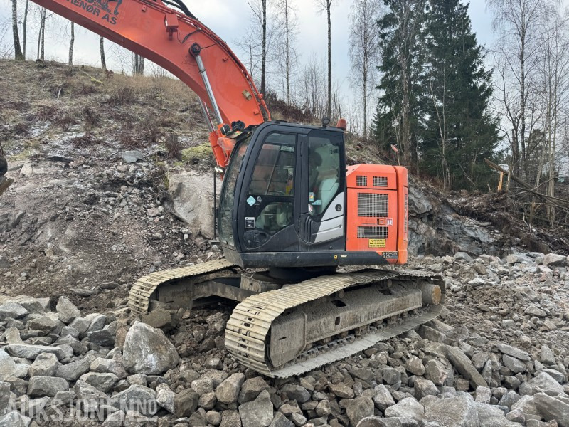 2014 Hitachi ZX225USLC-5B Beltegraver med tiltrotator og pusseskuffe - Kotrógép: 3 kép. 2014 Hitachi ZX225USLC-5B Beltegraver med tiltrotator og pusseskuffe - Kotrógép: 3 kép.