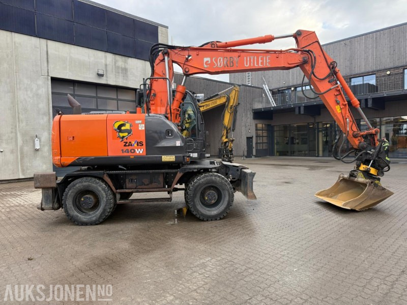 2014 Hitachi Zaxis 140W HJULGRAVER ENGCON TILTROTATOR SERVICEHISTORIKK SENTRALSMØRING. - Kotrógép: 2 kép. 2014 Hitachi Zaxis 140W HJULGRAVER ENGCON TILTROTATOR SERVICEHISTORIKK SENTRALSMØRING. - Kotrógép: 2 kép.
