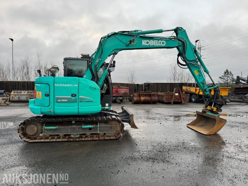 2015 Kobelco SK75SR-3E GRAVEMASKIN, ENGCON TILTROTATOR, SENTRALSMØRING, SERVICEHISTORIKK, 2 SKUFFER - Kotrógép: 3 kép. 2015 Kobelco SK75SR-3E GRAVEMASKIN, ENGCON TILTROTATOR, SENTRALSMØRING, SERVICEHISTORIKK, 2 SKUFFER - Kotrógép: 3 kép.