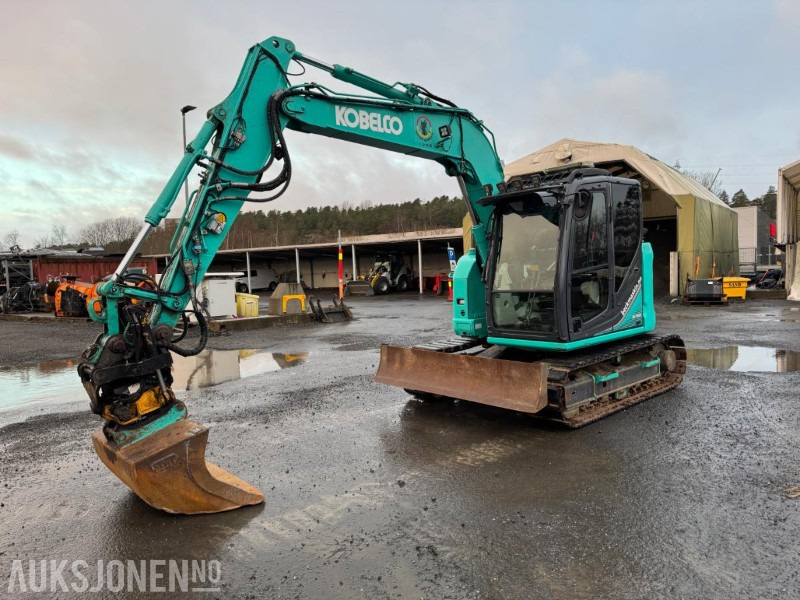 2015 Kobelco SK75SR-3E GRAVEMASKIN, ENGCON TILTROTATOR, SENTRALSMØRING, SERVICEHISTORIKK, 2 SKUFFER - Kotrógép: 1 kép. 2015 Kobelco SK75SR-3E GRAVEMASKIN, ENGCON TILTROTATOR, SENTRALSMØRING, SERVICEHISTORIKK, 2 SKUFFER - Kotrógép: 1 kép.