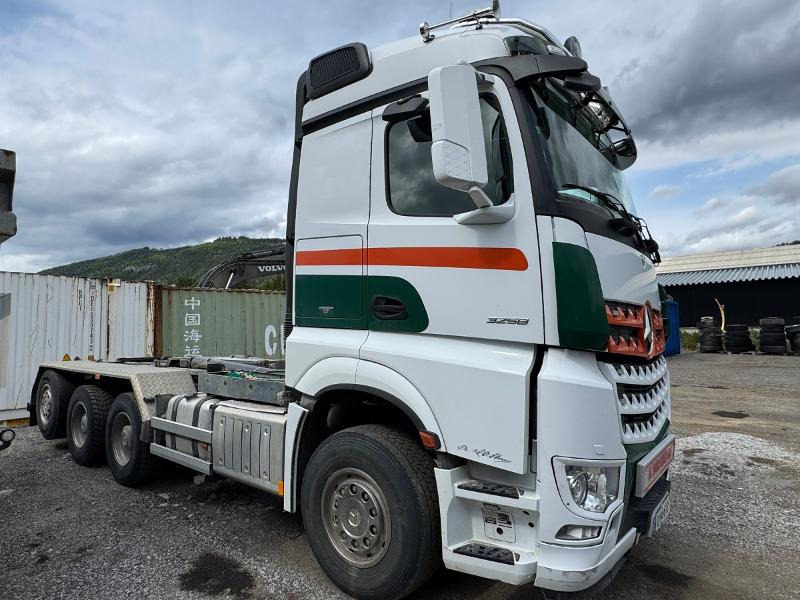2015 Mercedes-Benz ACTROS - Horgos rakodó teherautó: 4 kép. 2015 Mercedes-Benz ACTROS - Horgos rakodó teherautó: 4 kép.