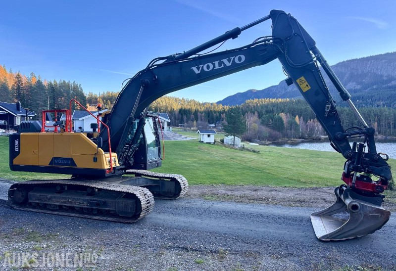 2015 Volvo EC220EL - Kotrógép: 2 kép. 2015 Volvo EC220EL - Kotrógép: 2 kép.