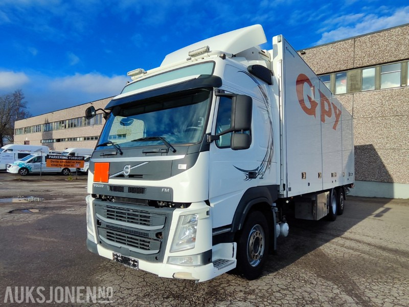 2015 Volvo FM 460 6x2 skapbil m/Full sideåpning - Carrier kjøleanlegg og bakløft - Dobozos felépítményű teherautó: 2 kép. 2015 Volvo FM 460 6x2 skapbil m/Full sideåpning - Carrier kjøleanlegg og bakløft - Dobozos felépítményű teherautó: 2 kép.