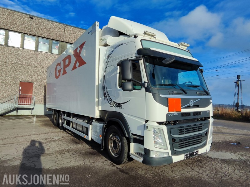 2015 Volvo FM 460 6x2 skapbil m/Full sideåpning - Carrier kjøleanlegg og bakløft - Dobozos felépítményű teherautó: 4 kép. 2015 Volvo FM 460 6x2 skapbil m/Full sideåpning - Carrier kjøleanlegg og bakløft - Dobozos felépítményű teherautó: 4 kép.