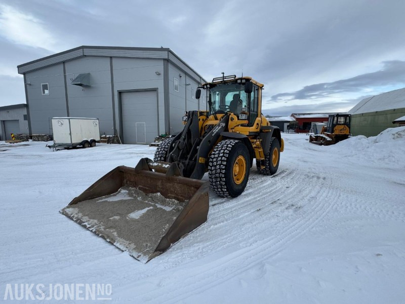 2015 Volvo L70H - Plan. skuff - Utstyr - 6405T - Gumikerekes homlokrakodó: 1 kép. 2015 Volvo L70H - Plan. skuff - Utstyr - 6405T - Gumikerekes homlokrakodó: 1 kép.