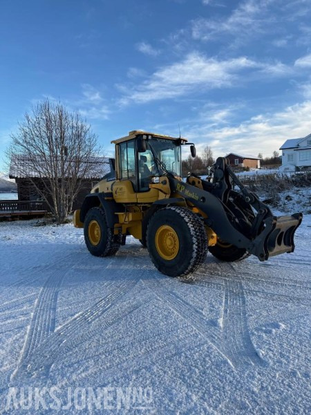 2015 Volvo L90H - 1 Skuff - 7456T - Gumikerekes homlokrakodó: 3 kép. 2015 Volvo L90H - 1 Skuff - 7456T - Gumikerekes homlokrakodó: 3 kép.