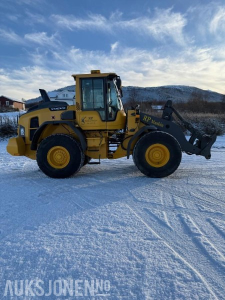 2015 Volvo L90H - 1 Skuff - 7456T - Gumikerekes homlokrakodó: 4 kép. 2015 Volvo L90H - 1 Skuff - 7456T - Gumikerekes homlokrakodó: 4 kép.