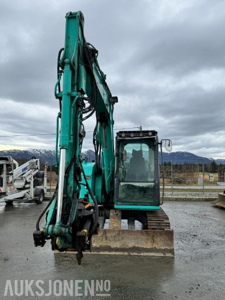 2016 Kobelco SK75SR-3E - 8 tonns gravemaskin - Tiltrotator - Pusskuffe - Bunkringspumpe - sentralsmøring - Sertifisert - Kotrógép: 2 kép. 2016 Kobelco SK75SR-3E - 8 tonns gravemaskin - Tiltrotator - Pusskuffe - Bunkringspumpe - sentralsmøring - Sertifisert - Kotrógép: 2 kép.