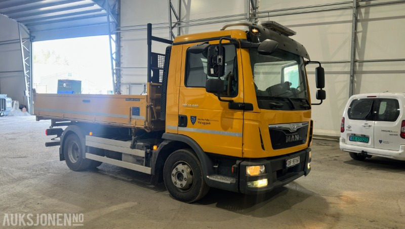 2016 MAN TGL 12.220 4X2 Lastebil med plan | 3-veis tipp | Kun 32 163 km | EU-godkjent til 02/2026 - Platós teherautó: 3 kép. 2016 MAN TGL 12.220 4X2 Lastebil med plan | 3-veis tipp | Kun 32 163 km | EU-godkjent til 02/2026 - Platós teherautó: 3 kép.