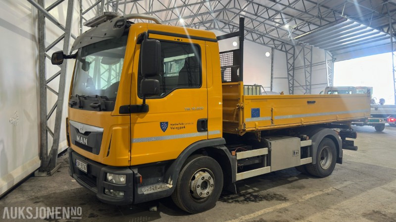 2016 MAN TGL 12.220 4X2 Lastebil med plan | 3-veis tipp | Kun 32 163 km | EU-godkjent til 02/2026 - Platós teherautó: 1 kép. 2016 MAN TGL 12.220 4X2 Lastebil med plan | 3-veis tipp | Kun 32 163 km | EU-godkjent til 02/2026 - Platós teherautó: 1 kép.