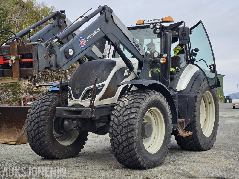 2016 Valtra T144D - Direct - Laster - Luft - 50 km/t - 3 -Medfølger skuffe - Traktor: 1 kép. 2016 Valtra T144D - Direct - Laster - Luft - 50 km/t - 3 -Medfølger skuffe - Traktor: 1 kép.