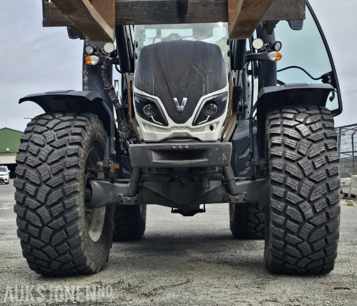 2016 Valtra T144D - Direct - Laster - Luft - 50 km/t - 3 -Medfølger skuffe - Traktor: 5 kép. 2016 Valtra T144D - Direct - Laster - Luft - 50 km/t - 3 -Medfølger skuffe - Traktor: 5 kép.