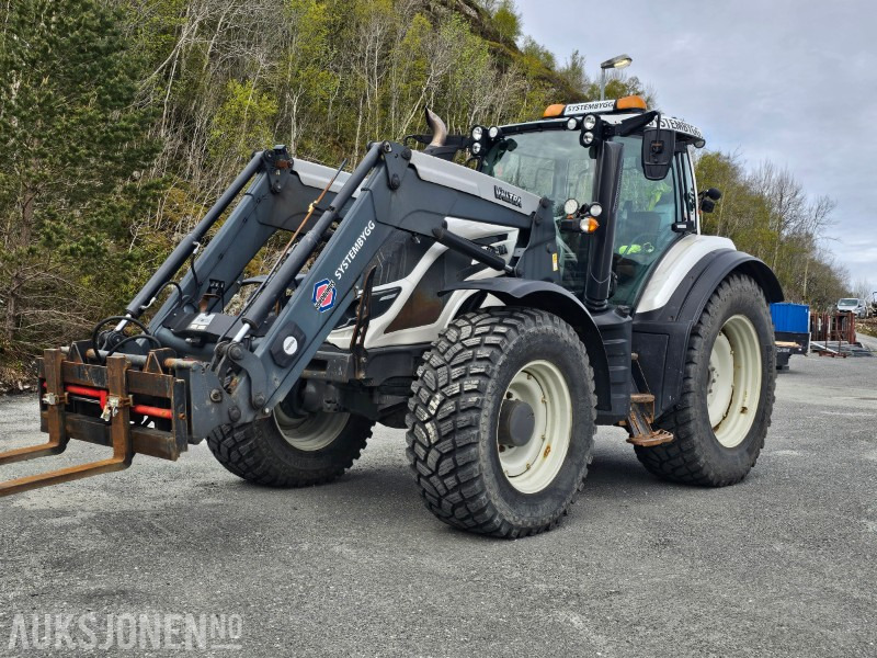 2016 Valtra T144D - Direct - Laster - Luft - 50 km/t - 3 -Medfølger skuffe - Traktor: 2 kép. 2016 Valtra T144D - Direct - Laster - Luft - 50 km/t - 3 -Medfølger skuffe - Traktor: 2 kép.