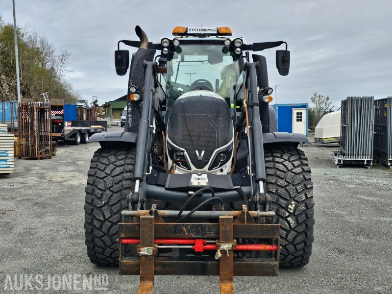 2016 Valtra T144D - Direct - Laster - Luft - 50 km/t - 3 -Medfølger skuffe - Traktor: 4 kép. 2016 Valtra T144D - Direct - Laster - Luft - 50 km/t - 3 -Medfølger skuffe - Traktor: 4 kép.