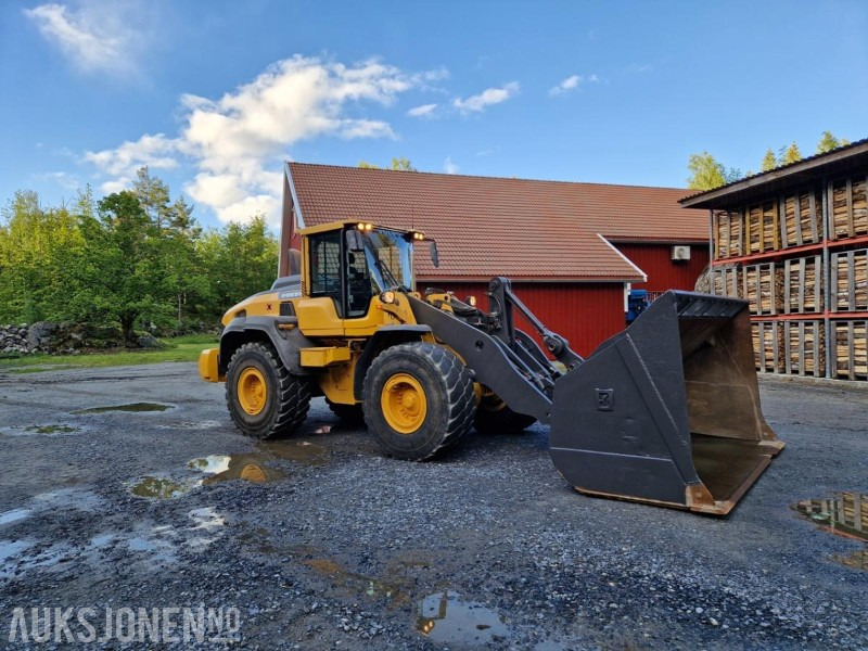 2016 Volvo L110H-SPAKSTYRING-SKUFF - Gumikerekes homlokrakodó: 2 kép. 2016 Volvo L110H-SPAKSTYRING-SKUFF - Gumikerekes homlokrakodó: 2 kép.