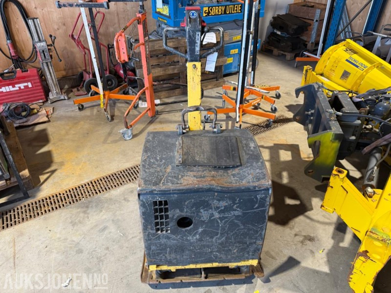 2017 Bomag BPR 100/80D vibroplate - 710kg. - Henger: 5 kép. 2017 Bomag BPR 100/80D vibroplate - 710kg. - Henger: 5 kép.