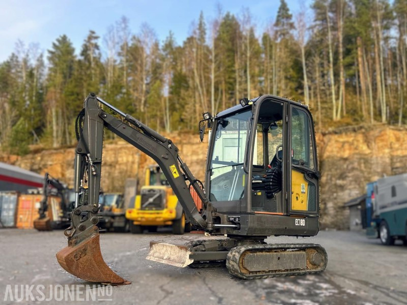 2017 VOLVO EC18D MINIGRAVER 1790 KG SMP GRAVESKUFFE 2358 TIMER - Minikotró: 1 kép. 2017 VOLVO EC18D MINIGRAVER 1790 KG SMP GRAVESKUFFE 2358 TIMER - Minikotró: 1 kép.