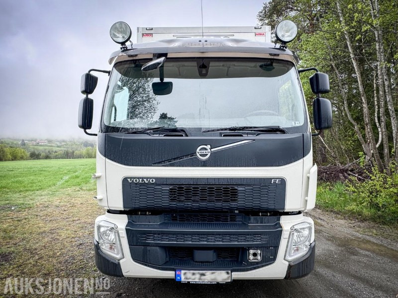 2017 Volvo FE - 320 - Distribusjons lastebil med bakløft - Gått kun 264.000 km - Dobozos felépítményű teherautó: 2 kép. 2017 Volvo FE - 320 - Distribusjons lastebil med bakløft - Gått kun 264.000 km - Dobozos felépítményű teherautó: 2 kép.