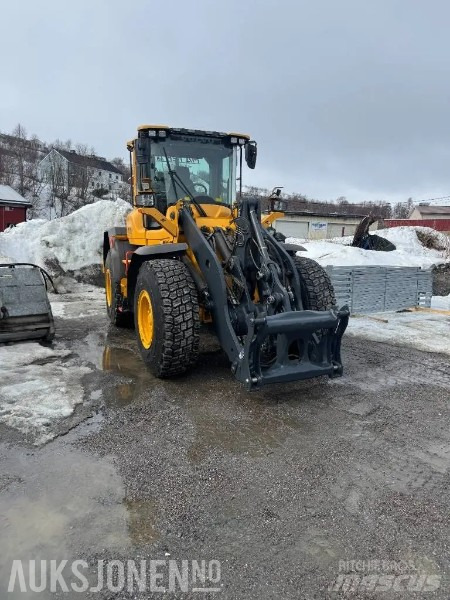 2017 Volvo L70H - Lastdemping - S.Smøring - Sertifisert - 8600T - Gumikerekes homlokrakodó: 2 kép. 2017 Volvo L70H - Lastdemping - S.Smøring - Sertifisert - 8600T - Gumikerekes homlokrakodó: 2 kép.