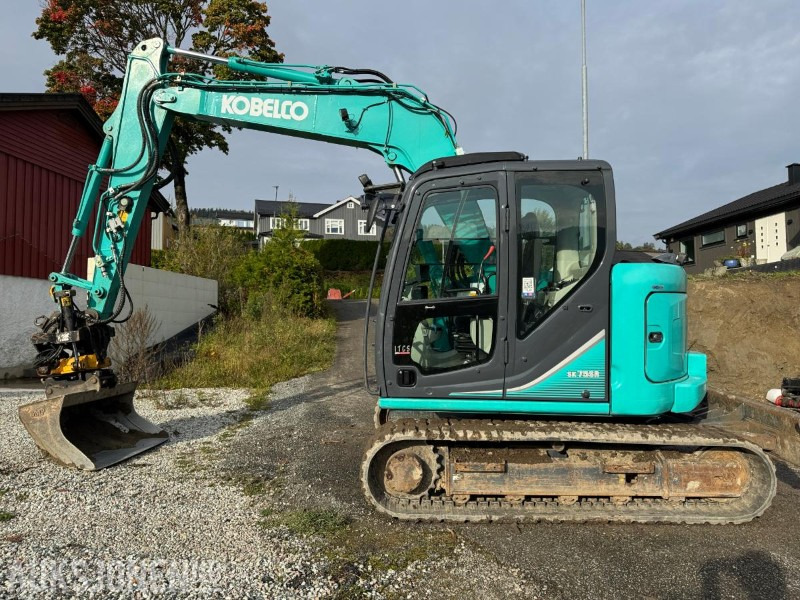 2018 Kobelco SK75SR-3E gravemaskin med 2 skuffer / Tiltrotator - Kotrógép: 2 kép. 2018 Kobelco SK75SR-3E gravemaskin med 2 skuffer / Tiltrotator - Kotrógép: 2 kép.
