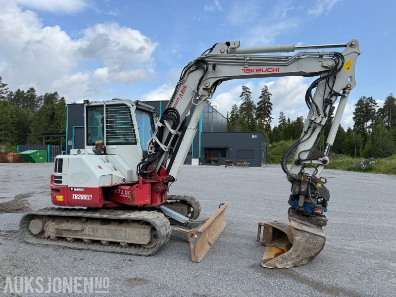 2018 Takeuchi TB280FR – 8,5-tonns gravemaskin med Side-to-Side Boom, tilt, sentralsmøring og 2 skuffer - Kotrógép: 5 kép. 2018 Takeuchi TB280FR – 8,5-tonns gravemaskin med Side-to-Side Boom, tilt, sentralsmøring og 2 skuffer - Kotrógép: 5 kép.