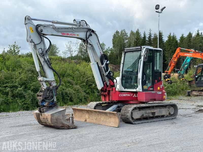 2018 Takeuchi TB280FR – 8,5-tonns gravemaskin med Side-to-Side Boom, tilt, sentralsmøring og 2 skuffer - Kotrógép: 1 kép. 2018 Takeuchi TB280FR – 8,5-tonns gravemaskin med Side-to-Side Boom, tilt, sentralsmøring og 2 skuffer - Kotrógép: 1 kép.