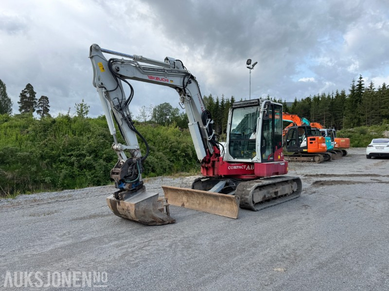 2018 Takeuchi TB280FR – 8,5-tonns gravemaskin med Side-to-Side Boom, tilt, sentralsmøring og 2 skuffer - Kotrógép: 2 kép. 2018 Takeuchi TB280FR – 8,5-tonns gravemaskin med Side-to-Side Boom, tilt, sentralsmøring og 2 skuffer - Kotrógép: 2 kép.