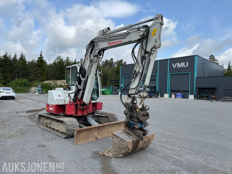2018 Takeuchi TB280FR – 8,5-tonns gravemaskin med Side-to-Side Boom, tilt, sentralsmøring og 2 skuffer - Kotrógép: 4 kép. 2018 Takeuchi TB280FR – 8,5-tonns gravemaskin med Side-to-Side Boom, tilt, sentralsmøring og 2 skuffer - Kotrógép: 4 kép.