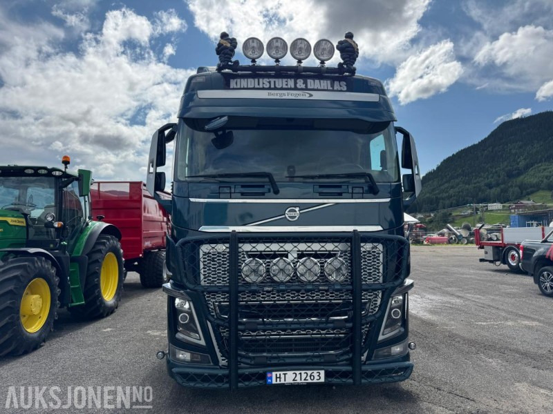 2018 Volvo FH16 8X4 komplett tømmerbil med kran og henger. - Rönkszállító teherautó, Darus autó: 2 kép. 2018 Volvo FH16 8X4 komplett tømmerbil med kran og henger. - Rönkszállító teherautó, Darus autó: 2 kép.