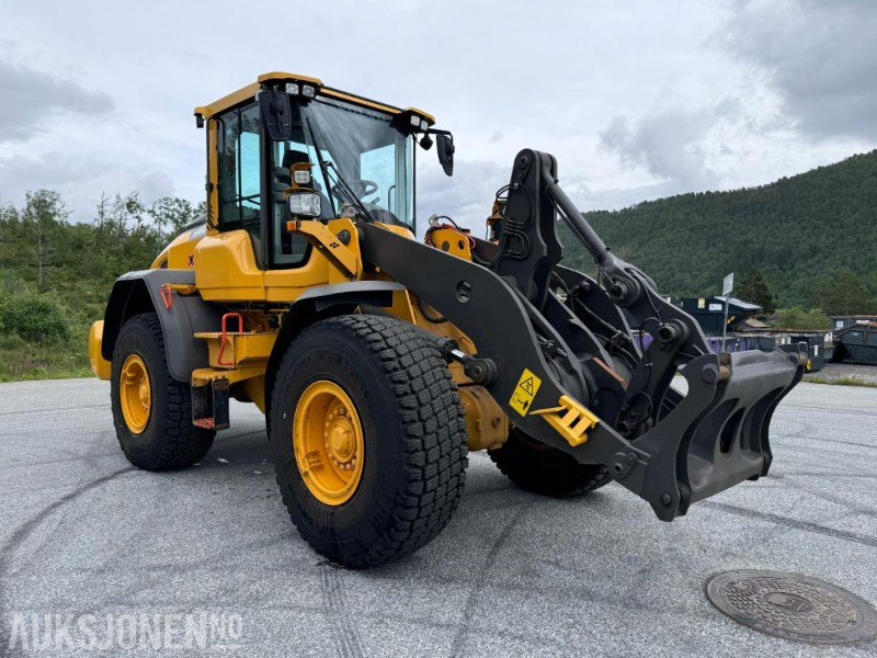 2018 Volvo L90H Hjullaster - Sentralsmøring - Hydraulisk redskapslås - Tilleggshydraulikk - Sertifisert - Med grusskuffe - Gumikerekes homlokrakodó: 3 kép. 2018 Volvo L90H Hjullaster - Sentralsmøring - Hydraulisk redskapslås - Tilleggshydraulikk - Sertifisert - Med grusskuffe - Gumikerekes homlokrakodó: 3 kép.