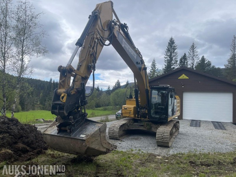 2019 Cat 326FL Gravemaskin med maskinstyring, rototilt og 4 skuffer - Kotrógép: 2 kép. 2019 Cat 326FL Gravemaskin med maskinstyring, rototilt og 4 skuffer - Kotrógép: 2 kép.