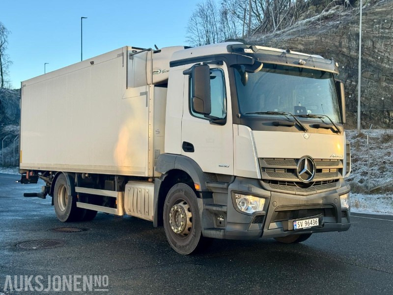2019 Mercedes-Benz Antos 1824 4x2 - Skapbil m/kjøl og lift – Eu-godkjent til 05/26 - Km: 146689 - Dobozos felépítményű teherautó: 2 kép. 2019 Mercedes-Benz Antos 1824 4x2 - Skapbil m/kjøl og lift – Eu-godkjent til 05/26 - Km: 146689 - Dobozos felépítményű teherautó: 2 kép.