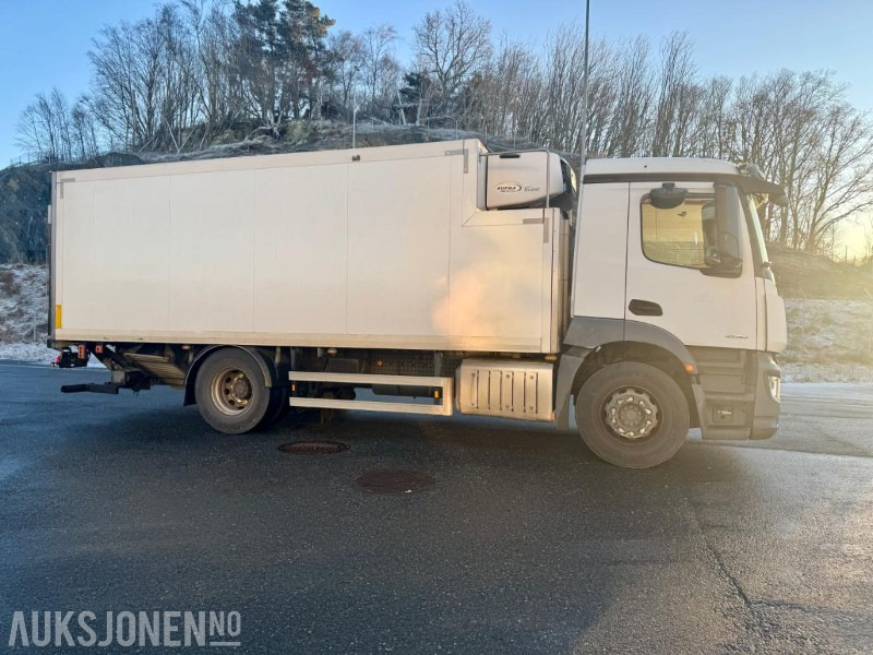 2019 Mercedes-Benz Antos 1824 4x2 - Skapbil m/kjøl og lift – Eu-godkjent til 05/26 - Km: 146689 - Dobozos felépítményű teherautó: 5 kép. 2019 Mercedes-Benz Antos 1824 4x2 - Skapbil m/kjøl og lift – Eu-godkjent til 05/26 - Km: 146689 - Dobozos felépítményű teherautó: 5 kép.