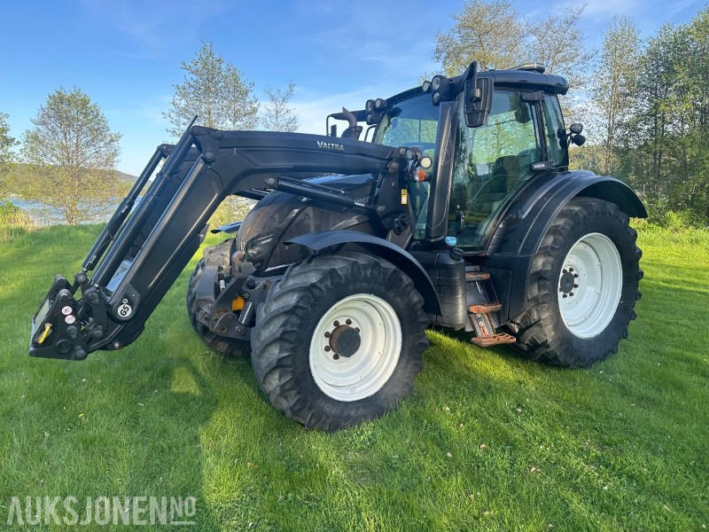 2019 Valtra N174 med frontlaster og mye utstyr - Traktor: 1 kép. 2019 Valtra N174 med frontlaster og mye utstyr - Traktor: 1 kép.