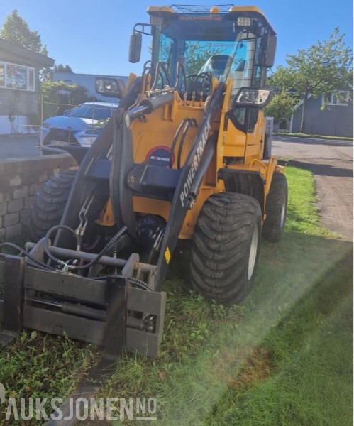 2020 Powertrack L36 Hjullaster uten MVA - KUN 187 TIMER - Skuffe Gafler med sideforskyvning - Gumikerekes homlokrakodó: 3 kép. 2020 Powertrack L36 Hjullaster uten MVA - KUN 187 TIMER - Skuffe Gafler med sideforskyvning - Gumikerekes homlokrakodó: 3 kép.